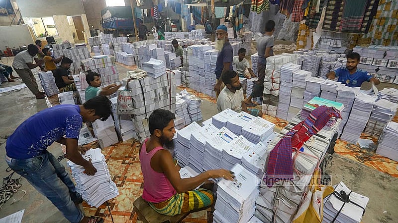 বছরের প্রথম দিন শিক্ষার্থীদের হাতে তুলে দিতে হবে নতুন বই; পাঠ্যসূচিতে পরিবর্তনের পাশাপাশি বই ছাপানোর কাজও এবার দেরিতে শুরু হওয়ায় ছাপখানাগুলোতে বেড়েছে ব্যস্ততা