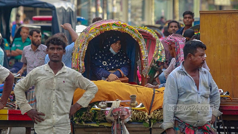 চাকরিতে কোটা বাতিলের দাবিতে সোমবার বিকালে বাংলামোটর মোড়ে চাকরিপ্রত্যাশীদের অবরোধে রিকশায় অপেক্ষায় এই নারী