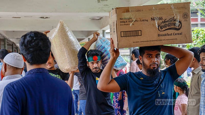 বন্যা কবলিত এলাকার জন্য ত্রাণ সংগ্রহে টিএসসির মূল ফটকে বসানো হয়েছে বুথ। বৈষম্যবিরোধী ছাত্র আন্দোলনের উদ্যোগে বিভিন্ন পর্যায়ের মানুষ চাল-ডাল, চিড়া-মুড়ি, বিস্কুট ও বিশুদ্ধ খাবার পানিসহ নানা পদের শুকনা খাবার দিয়ে যাচ্ছেন সেখানে