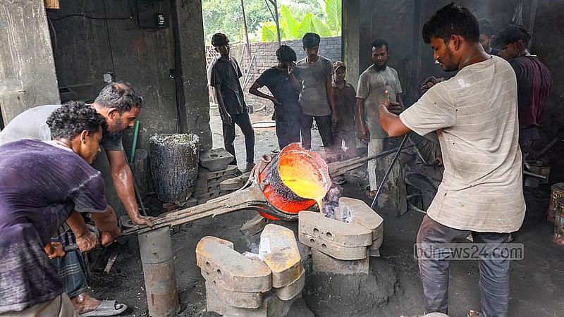 ঢাকার কেরাণীগঞ্জের চরকালীগঞ্জের একটি প্রপেলার তৈরির কারখানায় গলানো তরল ধাতু ছাঁচে ফেলার প্রস্তুতি চলছে। কাজটা অনেক ঝুঁকিপূর্ণ হলেও শ্রমিকদের সুরক্ষা সরঞ্জাম নেই