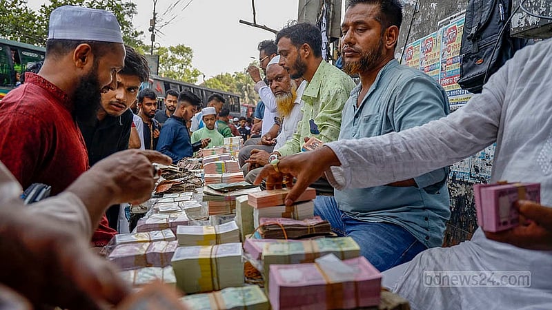 রোজার ঈদকে সামনে রেখে গুলিস্তানে নতুন টাকার বাজারে ক্রেতা সমাগম বেড়েছে