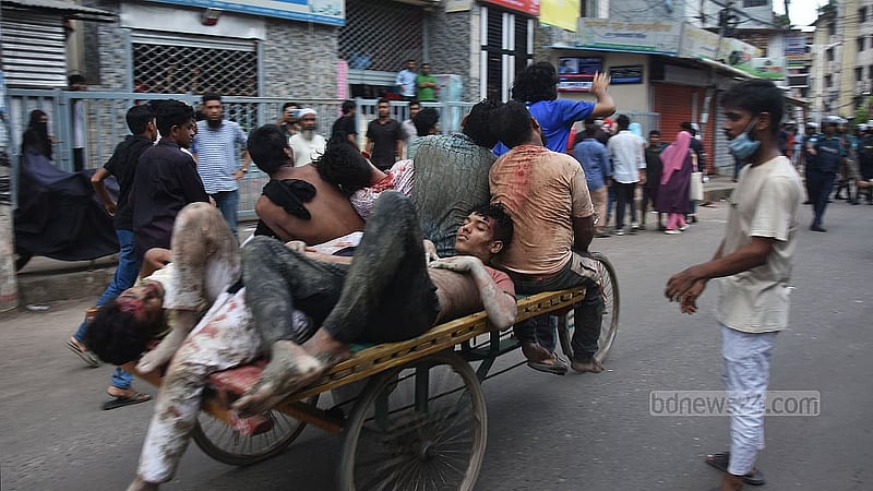 চট্টগ্রামের মুরাদপুরে মঙ্গলবার বিকালে কোটাবিরোধী শিক্ষার্থীদের সঙ্গে সরকারদলীয় সংগঠনের কর্মীদের সংঘর্ষে আহত কয়েকজনকে হাসপাতালে নেওয়া হচ্ছে