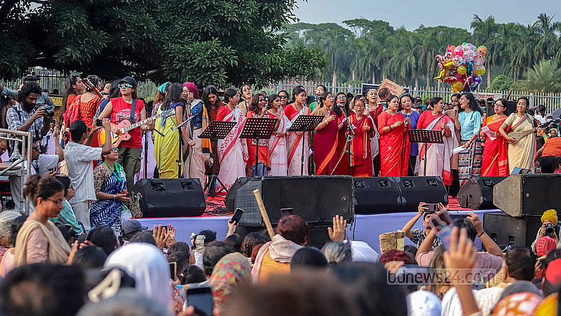 রাজধানীর মানিক মিয়া অ্যাভিনিউয়ে শুক্রবার ‘নারীর ডাকে মৈত্রী যাত্রা’ কর্মসূচিতে সাংস্কৃতিক পরিবেশনা