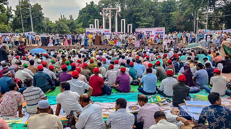 ঢাকায় কেন্দ্রীয় শহীদ মিনার প্রাঙ্গণে শনিবার ‘প্রাথমিক সহকারী শিক্ষক সংগঠন ঐক্য পরিষদের’ মহাসমাবেশে বিভিন্ন জেলা থেকে যোগ দেন শিক্ষকরা