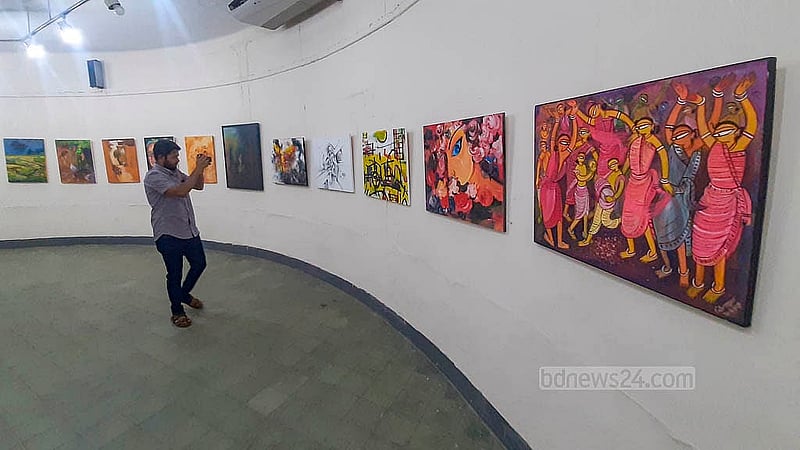 এস এম সুলতানের জন্মশতবর্ষ উদযাপনে ঢাকা বিশ্ববিদ্যালয়ের চারুকলা অনুষদের জয়নুল গ্যালারিতে চিত্রকর্ম প্রদর্শনী ঘুরে দেখছেন এক দর্শনার্থী