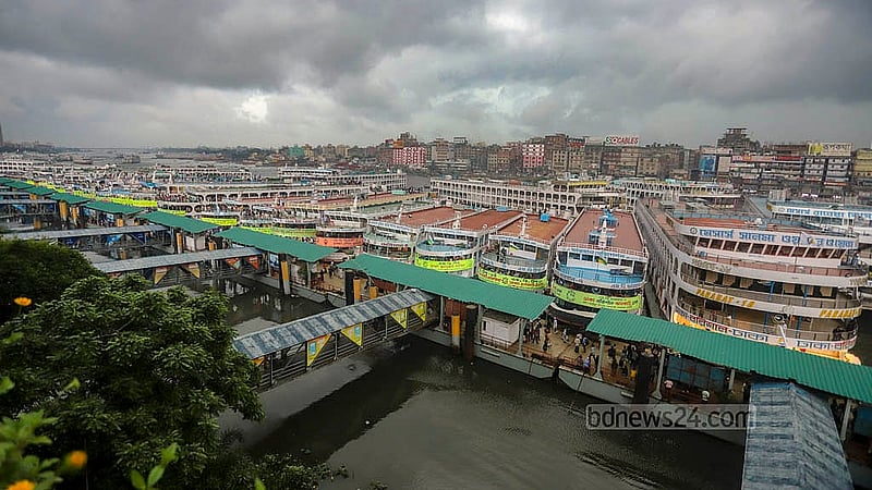 সদরঘাটে বৃহস্পতিবার দক্ষিণের ঈদযাত্রীদের বেশ চাপ ছিল। কিন্তু লঞ্চও ছিল পর্যাপ্ত