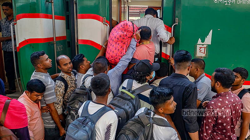 জয়দেবপুর রেল স্টেশনে বৃহস্পতিবার বিকালে ট্রেন থামতেই যে যেভাবে পেরেছেন ট্রেনে ওঠার চেষ্টায় নেমেছেন