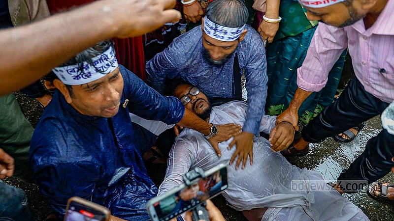 জাতীয়করণের দাবিতে যমুনা অভিমুখে যাত্রা শুরু করা বেসরকারি প্রাথমিক শিক্ষকদের জলকামান আর লাঠিপেটা করে ছত্রভঙ্গ করে দেয়। এসময় একজন শিক্ষক অসুস্থ হয়ে পড়েন