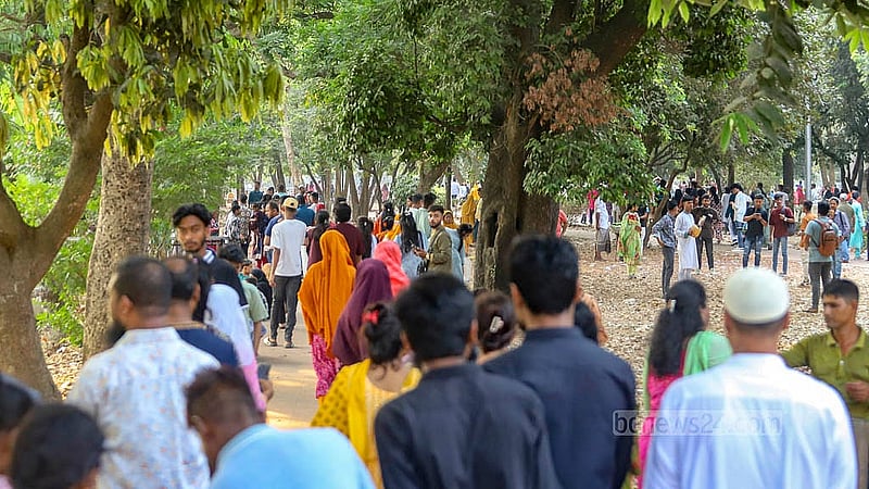 ঈদের ছুটির মাঝে বৃহস্পতিবার রাজধানীর রমনা পার্কে ঘুরতে এসেছেন সব বয়সের মানুষ