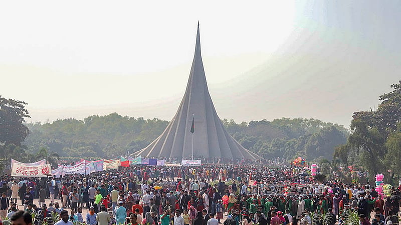 বিজয় দিবসে সোমবার জাতির বীর সন্তানদের প্রতি শ্রদ্ধা জানাতে সাভারের জাতীয় স্মৃতিসৌধে জড়ো হন হাজারো মানুষ