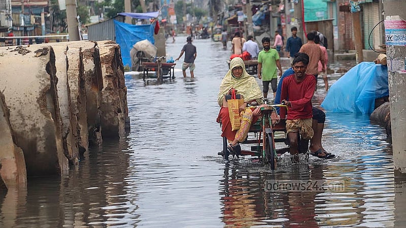 রাজধানীর কদমতলী থানার জিয়া সরণি ডুবে গেছে বৃষ্টির পানিতে। এর মধ্যেই চলাচল করছেন স্থানীয় বাসিন্দারা
