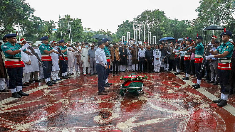 গণফোরামের সভাপতি মোস্তফা মোহসীন মন্টুর মরদেহ সোমবার নেওয়া হয় কেন্দ্রীয় শহীদ মিনারে। সেখানে তাকে দেওয়া হয় ‘গার্ড অব অনার’।
