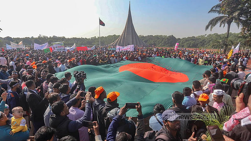 বিজয় দিবসে সোমবার জাতির বীর সন্তানদের প্রতি শ্রদ্ধা জানাতে সাভারের জাতীয় স্মৃতিসৌধে জড়ো হন হাজারো মানুষ