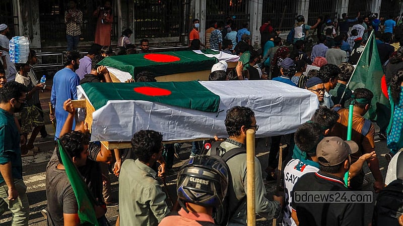 বুধবার বিকালে ঢাকা বিশ্ববিদ্যালয়ের ভিসি চত্বরের সামনে মঙ্গলবার নিহত ছয়জনের স্মরণে গায়েবানা জানাজা শেষে প্রতীকী কফিন নিয়ে মিছিল করেন কোটা সংস্কারের দাবিতে আন্দোলনরত শিক্ষার্থীরা