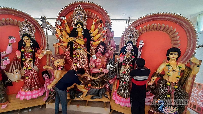 ঢাকা বিশ্ববিদ্যালয়ের জগন্নাথ হলে দেবীর প্রতিমা তৈরির মূল কাজ প্রায় শেষ। এখন চলছে সাজসজ্জার কাজ
