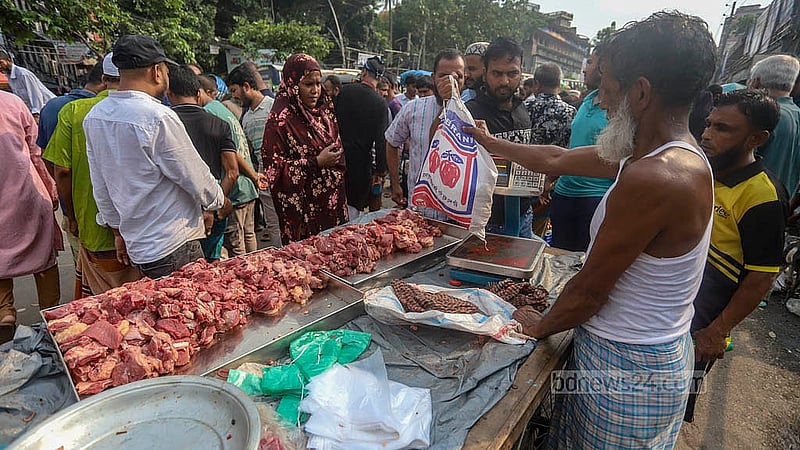 রাজধানীর নয়াবাজার এলাকায় বিভিন্ন জনের কাছ থেকে কোরবানির মাংস সংগ্রহ করে বিক্রির জন্য বসেছেন এক দিনের মাংস ব্যবসায়ীরা