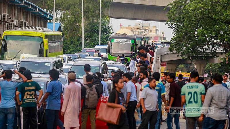 কোটার বিরোধিতায় সোমবার আন্দোলনকারীরা ফার্মগেটে এলিভেটেড এক্সপ্রেসওয়ের নামার পথ বন্ধ করে দিলে আটকা পড়ে অনেক যানবাহন