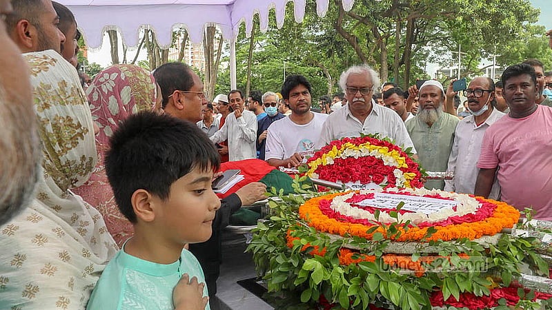 কেন্দ্রীয় শহীদ মিনার প্রাঙ্গণে সোমবার ফুলেল শ্রদ্ধায় গণফোরামের সভাপতি মোস্তফা মোহসীন মন্টুকে শেষ বিদায় জানান তার রাজনৈতিক সহকর্মীরা।