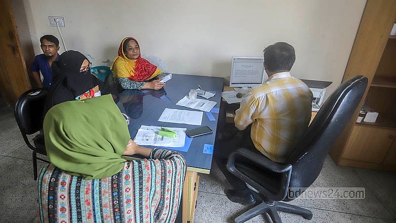 বেসরকারি বিশ্ববিদ্যালয়ে ভর্তির জন্য আয়ের সনদ নিতে ডিএসসিসির ৫০ নম্বর ওয়ার্ড কাউন্সিলর অফিসে এসেছেন সবুজনগর এলাকার বাসিন্দা সানজিদা আক্তার