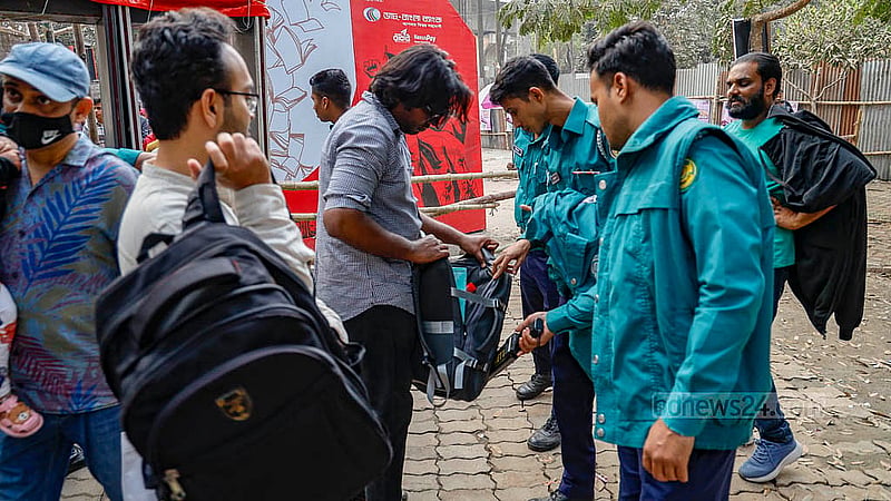 সোহরাওয়ার্দী উদ্যানে বইমেলার প্রবেশ পথে মঙ্গলবার ক্রেতা-দর্শনার্থীদের ব্যাগ তল্লাশি করে পুলিশ