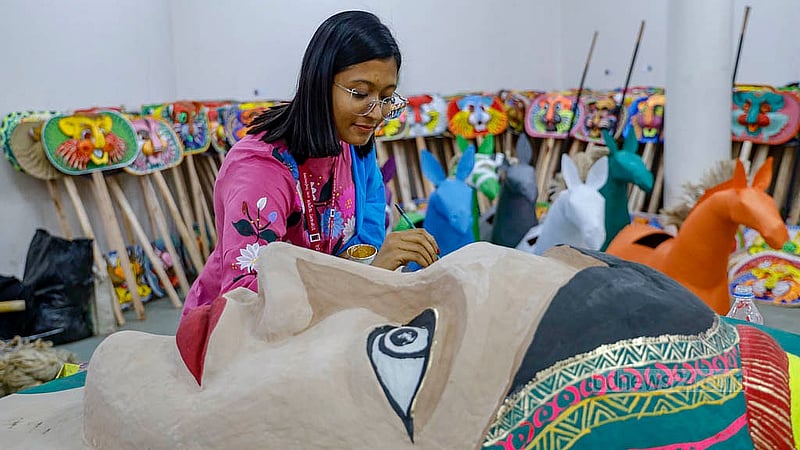 নববর্ষের আনন্দ শোভাযাত্রার শেষ সময়ের প্রস্তুতিতে ঢাকা বিশ্ববিদ্যালয়ের চারুকলা অনুষদের শিক্ষার্থীরা