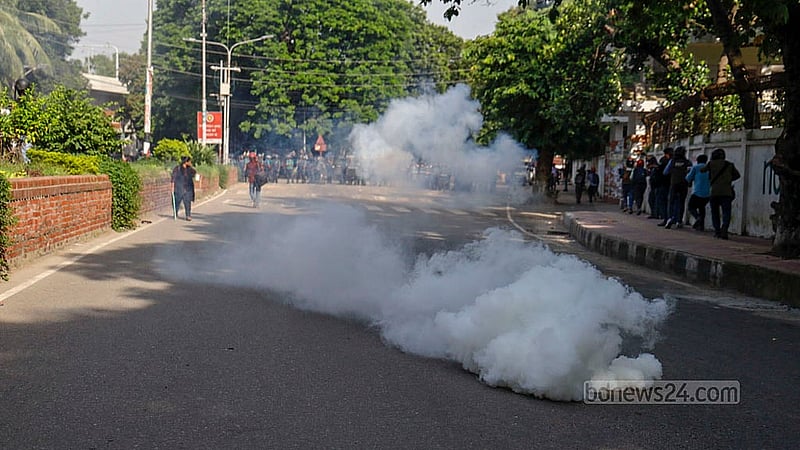 বুধবার বিকালে ঢাকা বিশ্ববিদ্যালয়ের ভিসি চত্বরের সামনে কোটা সংস্কারের দাবিতে আন্দোলনরত শিক্ষার্থীরা গায়েবানা জানাজা শেষে কফিন মিছিল বের করলে পুলিশ তাদের ছত্রভঙ্গ করতে কাঁদুনে গ্যাস নিক্ষেপ করে