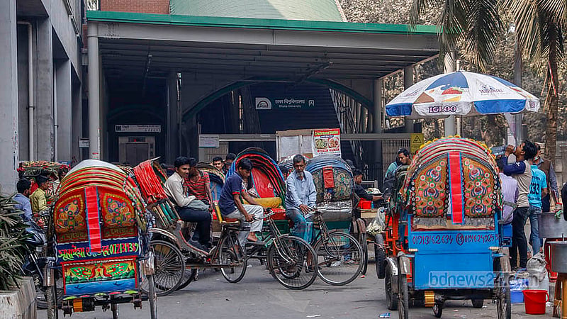 যাত্রী নেওয়ার জন্য ঢাকা বিশ্ববিদ্যালয়ের মেট্রো স্টেশনের নিচে পুরো রাস্তা দখল করে দাঁড়িয়ে আছেন রিকশাচালকরা