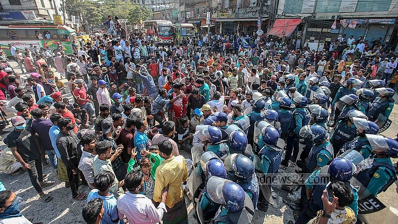 ঢাকার দয়াগঞ্জ এলাকায় ব্যাটারিচালিত রিকশার চালকরা সড়ক আটকে বিক্ষোভ দেখালে পুলিশ এসে তাদের সরিয়ে দেওয়যার চেষ্টা করে।