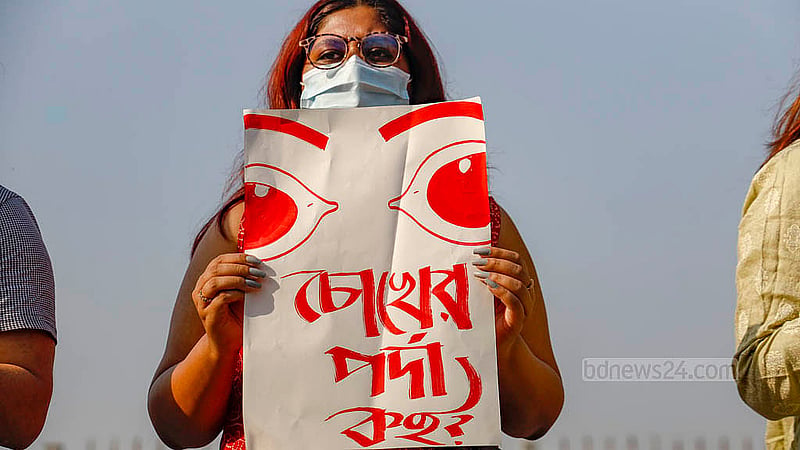 ধর্ষণ, নিপীড়ন ও সহিংসতার বিরুদ্ধে শুক্রবার দুপুরে ঢাকার মানিক মিয়া অ্যাভিনিউয়ে প্রতিবাদ সমাবেশে প্ল্যাকার্ড হাতে এক নারী