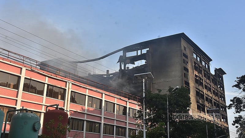 চট্টগ্রাম রপ্তানি প্রক্রিয়াজাতকরণ অঞ্চলে (সিইপিজেড) বৃহস্পতিবার দুপুরে লাগা আগুনে ধসে পড়ে ভবনের কয়েকটি ছাদ