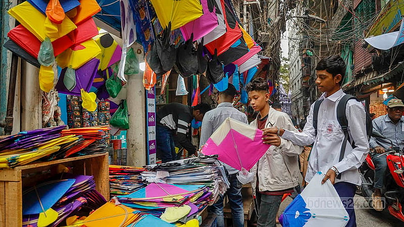 সাকরাইনের আগে পুরান ঢাকার শাঁখারীবাজারের দোকান ঘুরে ঘুরে ঘুড়ি দেখছেন ক্রেতারা