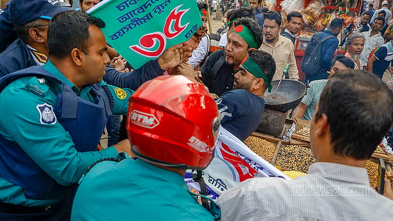 চাকরিতে আবেদনের বয়স ৩৫ বছর করার দাবিতে আন্দোলনকারীরা বুধবার দুপুরে প্রধান উপদেষ্টার বাসভবন ‘যমুনায়’ যাওয়ার চেষ্টা করলে শাহবাগ থানার সামনে পুলিশ থামিয়ে দেয়। সেখানে ধস্তাধস্তির একপর্যায়ে আন্দোলনকারীদের ছত্রভঙ্গ করে দেয় পুলিশ