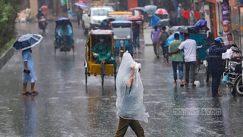 সাগরে লঘুচাপের প্রভাবে রাজধানীতে মঙ্গলবার দিনভর বৃষ্টিতে দুর্ভোগে পড়েন নগরবাসী। সায়েদাবাদ এলাকা থেকে তোলা