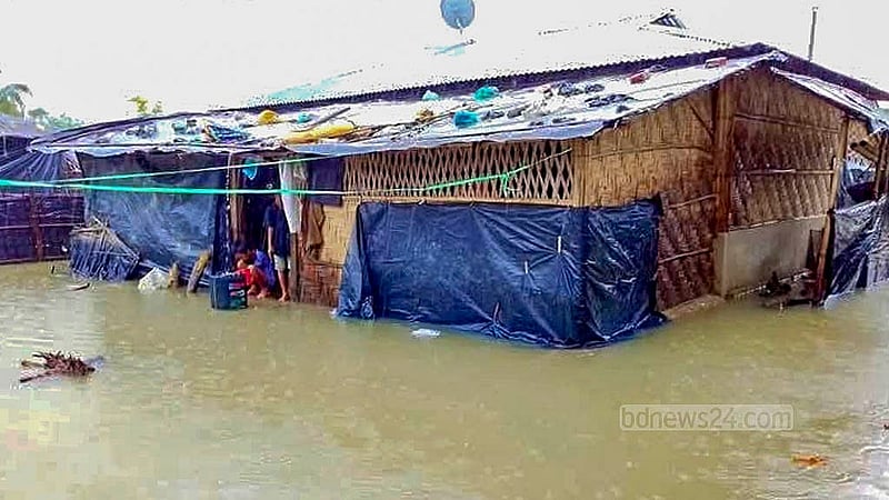 টানা কয়েক দিনের ভারি বৃষ্টি ও পাহাড়ি ঢলে সেন্ট মার্টিন, হ্নীলা, হোয়াইক্যং, বাহারছড়া, সাবরাং ও সদর ইউনিয়নের অন্তত ৭০টি গ্রামের প্রায় ৫০ হাজার মানুষ পানিবন্দি হয়ে পড়েছে