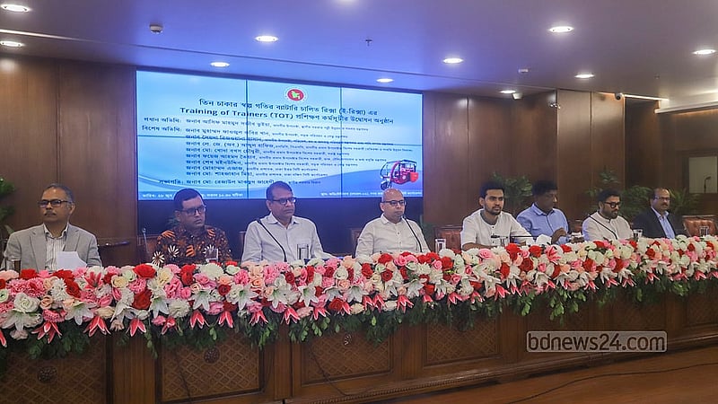 ঢাকা উত্তর সিটির নগর ভবনে শনিবার ই-রিকশা প্রশিক্ষকদের প্রশিক্ষণ কর্মসূচির উদ্বোধনী অনুষ্ঠানে অতিথিরা