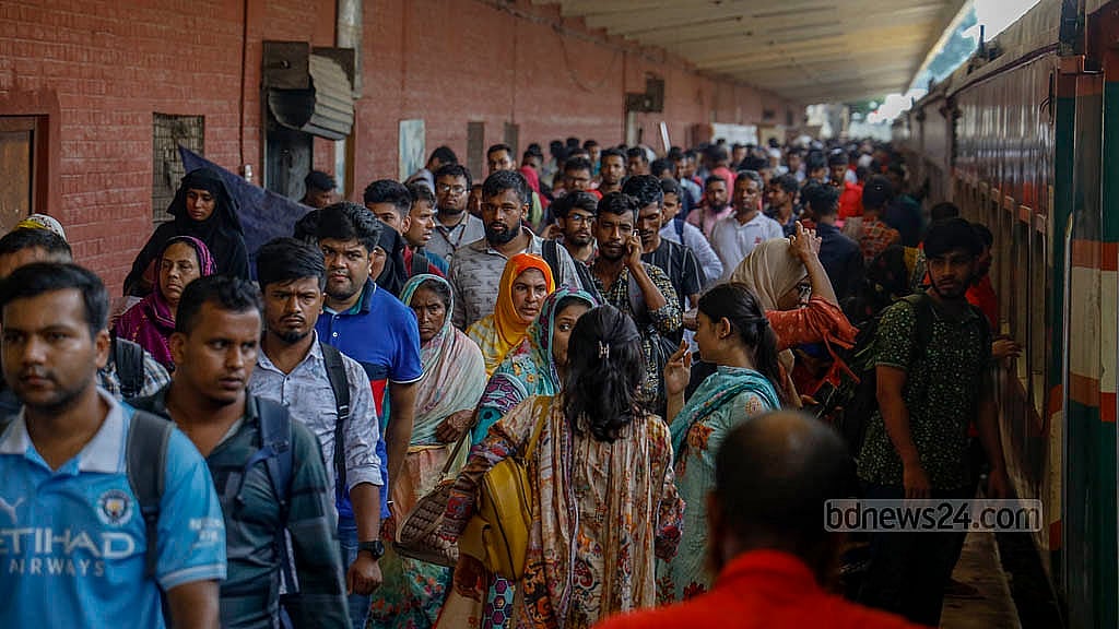 নোয়াখালী থেকে ছেড়ে আসা উপকূল এক্সপ্রেস ঢাকার কমলাপুর স্টেশনে পৌঁছায় শনিবার দুপুর ১২টায়। ট্রেনে ঈদ ফেরত যাত্রীদের ভিড় ছিল বেশ