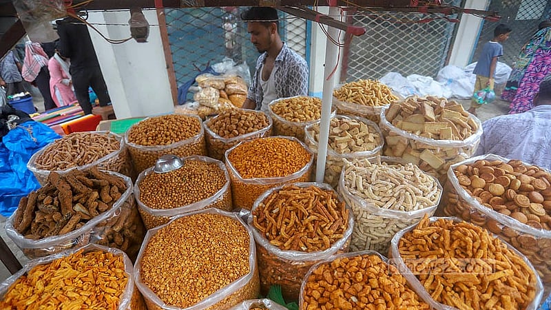 গ্রামীণ হাটের আমেজে বিভিন্ন খাবার সামগ্রী মেলে রাজধানীর মেরাদিয়া হাটে
