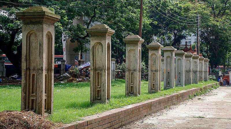 ঢাকা বিশ্ববিদ্যারয়ের তিন নেতার মাজারের চারপাশে আগে লোহার বেষ্টনী থাকলেও এখন এক পাশে নেই বেষ্টনী। নতুন ভাবে বেষ্টনী দেওয়া জন্য পিলার করা হলেও বেষ্টনী বসেনি