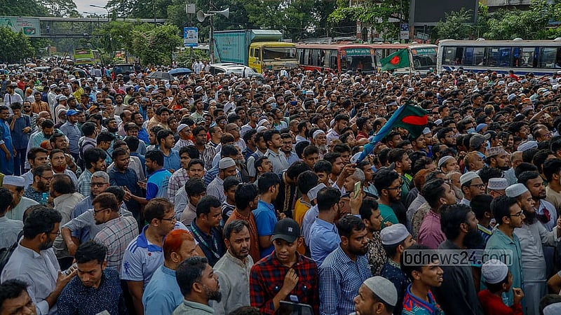 যুদ্ধাপরাধ মামলায় মৃত্যুদণ্ড থেকে খালাস পাওয়া জামায়াতে ইসলামীর নেতা এ টি এম আজহারুল ইসলামকে সংবর্ধনা দিতে বুধবার রাজধানীর শাহবাগে আয়োজিত অনুষ্ঠানে দলের নেতা-কর্মীদের একাংশ