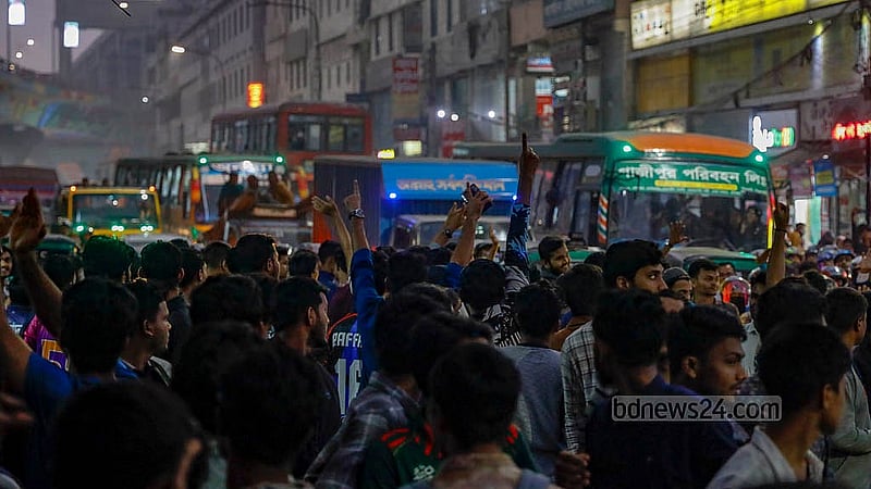 সাত দাবিতে শনিবার বিকালে মিছিল নিয়ে মহাখালী রেলগেট ও আমতলী হয়ে ক্যাম্পাসের সামনে জড়ো হন তিতুমীর কলেজের শিক্ষার্থীরা