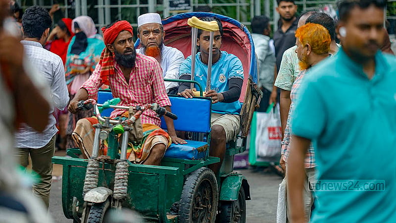 ঢাকা বিশ্ববিদ্যালয়ের শিক্ষার্থী শাহরিয়ার আলম সাম্য হত্যার বিচারের দাবিতে বৃহস্পতিবার সকাল থেকে শাহবাগ মোড়ে ছাত্রদল কর্মীদের অবস্থানের কারণে বিপাকে পড়ে এ পথে চলাচলকারী মানুষ