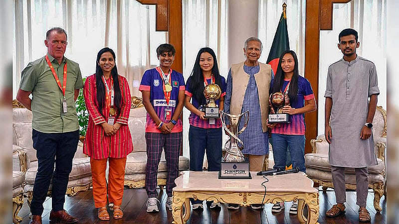 রাষ্ট্রীয় অতিথি ভবন যমুনায় শনিবার প্রধান উপদেষ্টা মুহাম্মদ ইউনূসের সঙ্গে ফটোসেশনে অংশ নেন সাফজয়ী সাবিনা খাতুন, ঋতুপর্ণা চাকমারা