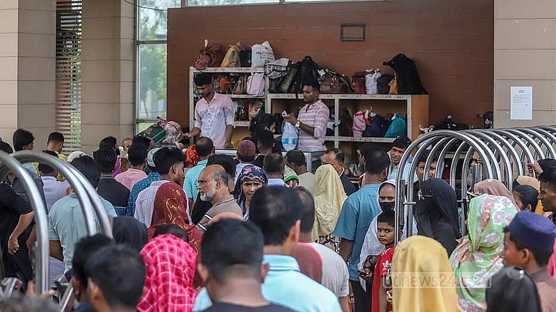 বন্দীদের সাক্ষাৎ পেতে ঢাকা কেন্দ্রীয় কারাগারে প্রবেশমুখে রেখে যেতে হয় মোবাইল, ব্যাগপত্র ও অন্যান্য জিনিস