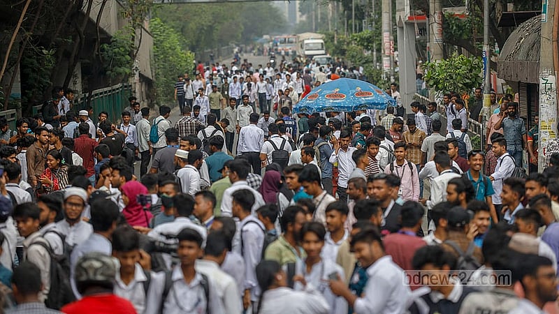 ছয় দাবিতে বুধবার সকাল থেকে ঢাকার তেজগাঁওয়ে সাত রাস্তা মোড় অবরোধ করেন ঢাকা পলিটেকনিক ইনস্টিটিউটের শিক্ষার্থীরা