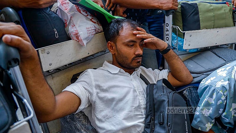 মোহাম্মদ ইলিয়াস, তিনিও নাটোর থেকে ঢাকা এসেছেন মালয়েশিয়াগামী ফ্লাইট ধরতে। কিন্তু টিকেট না হওয়া বিমান বন্দরে অপেক্ষায় তিনি। এদিন বিমানে উঠতে না পারলে আর যাওয়া হবে না তার
