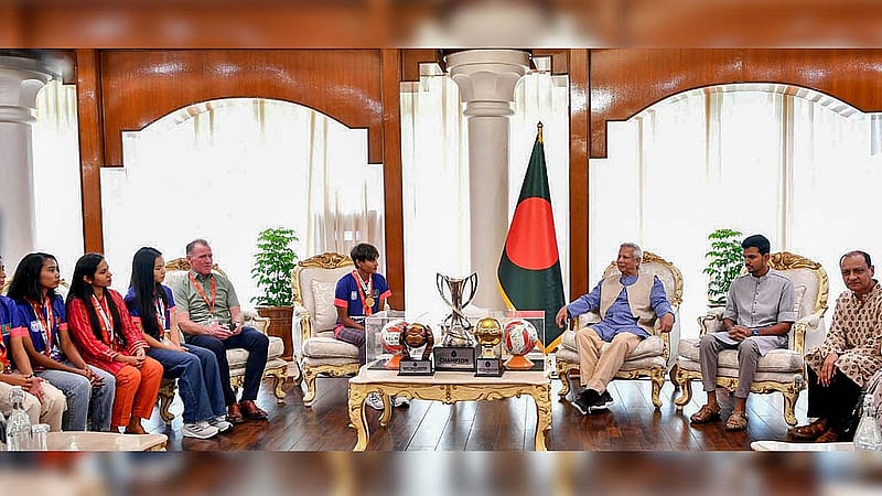 রাষ্ট্রীয় অতিথি ভবন যমুনায় শনিবার প্রধান উপদেষ্টা মুহাম্মদ ইউনূসের সঙ্গে সাফজয়ী খেলোয়াড়দের সাক্ষাৎ হয়