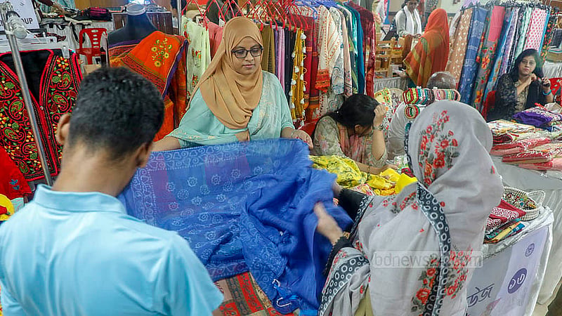 বিসিকি শরৎ মেলায় পণ্য পরখ করে দেখছেন ক্রেতা-দর্শনার্থীরা। ঢাকার তেজগাঁওয়ে বিসিকের প্রধান কার্যালয়ে রোববার শুরু হয় পাঁচ দিনের এ মেলা