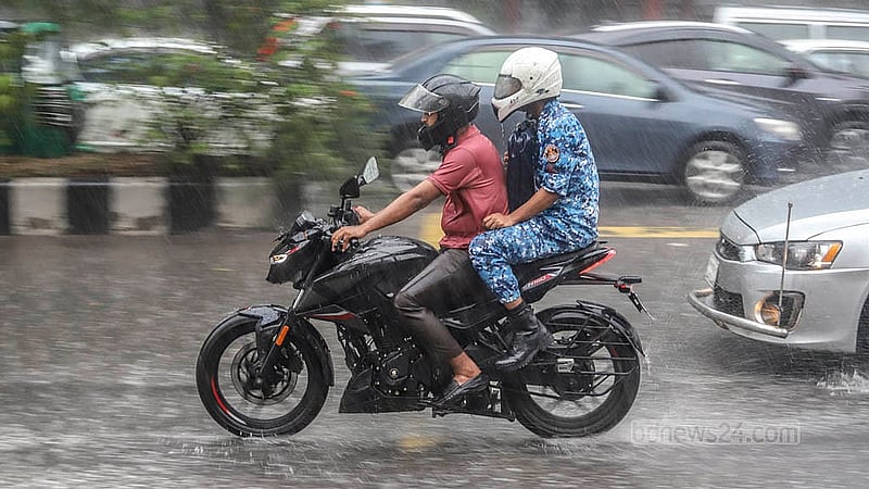 রাজধানীজুড়ে তীব্র গরমের মধ্যে বুধবার খানিকটা স্বস্তি ফিরিয়েছে বৃষ্টি। যদিও দুপুরের বৃষ্টির মধ্যে বিপাকেও পড়েন অনেকে। ডিএমপি কার্যালয়ের সামনে থেকে তোলা
