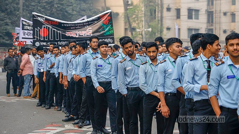একুশে ফেব্রুয়ারির সকালে প্রভাতফেরির মিছিলে শিক্ষার্থীরা