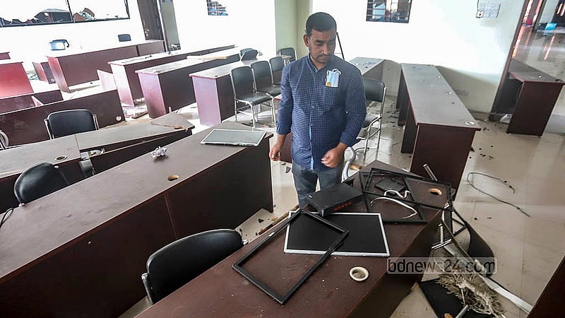মাহবুবুর রহমান মোল্লা কলেজের কম্পিউটার কক্ষেও সোমবার আক্রমণ চালান সোহরাওয়ার্দী ও কবি নজরুল কলেজের শিক্ষার্থীরা